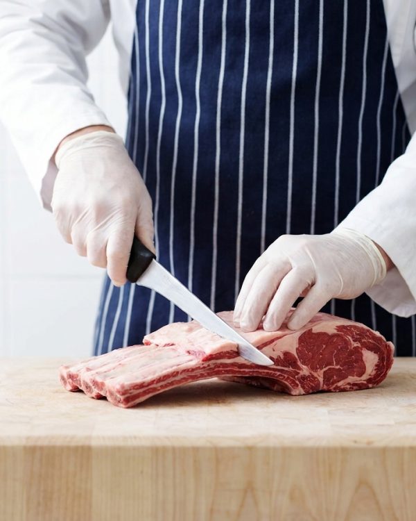 Comment un boucher découpe une côte de bœuf
