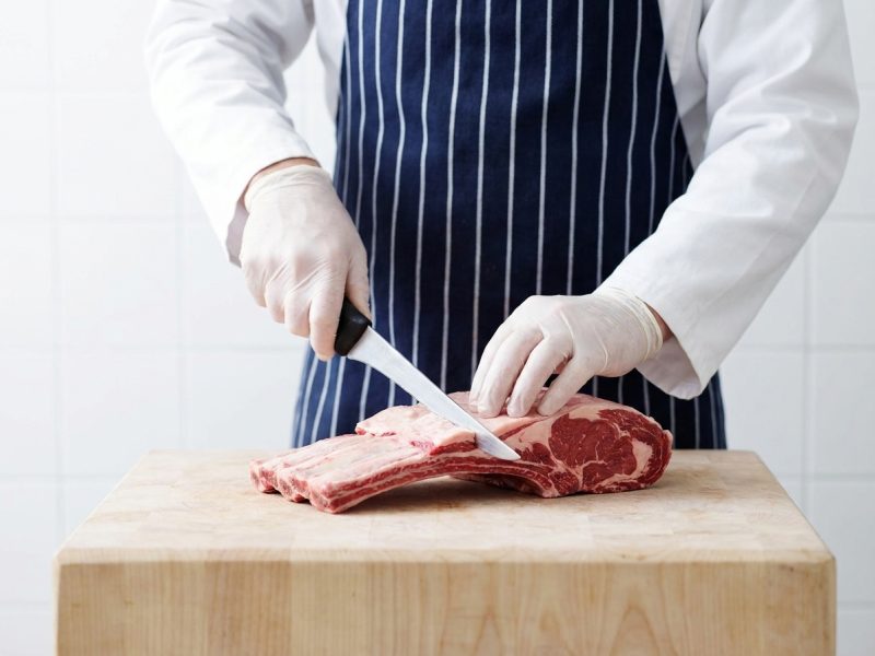 Comment un boucher découpe une côte de bœuf