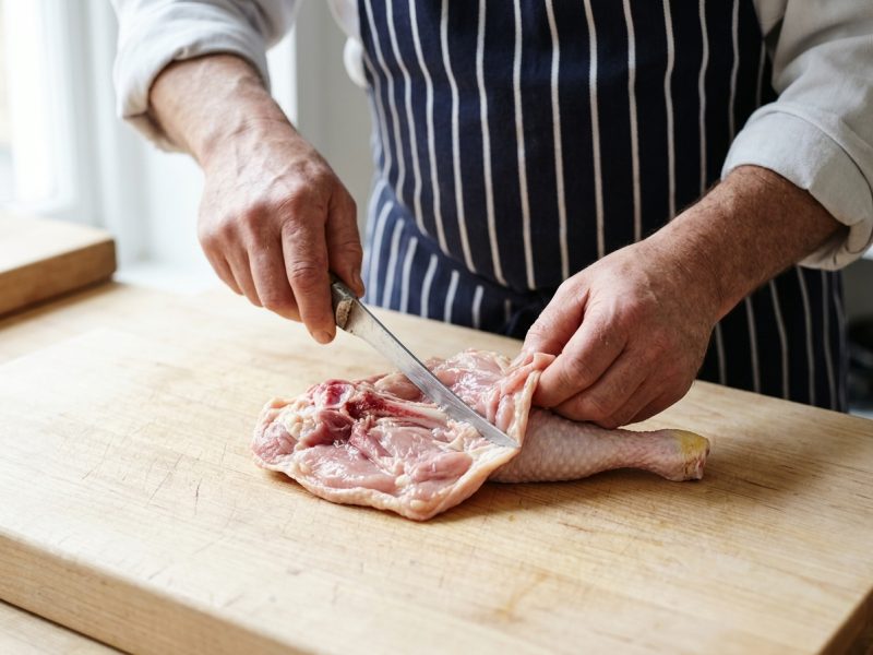 Désosser une cuisse de poulet