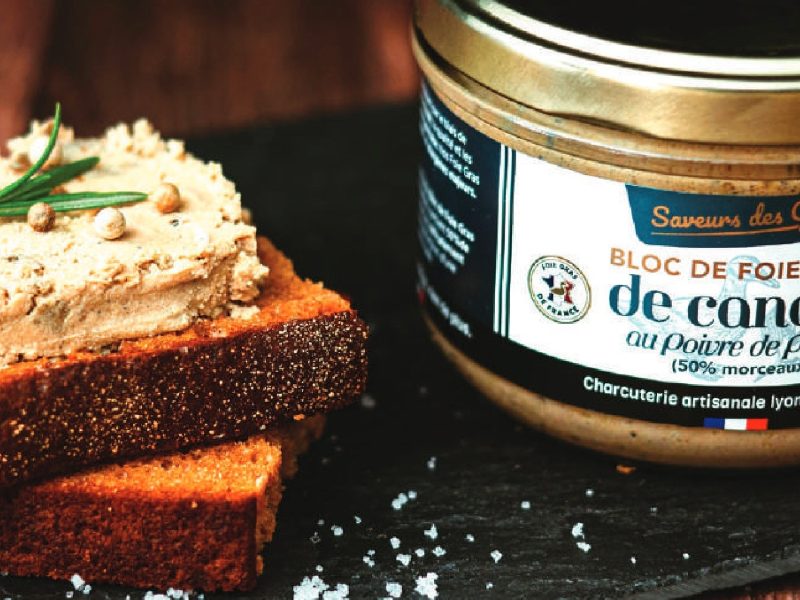Bloc de foie gras de canard au poivre de Penja, servi sur du pain
