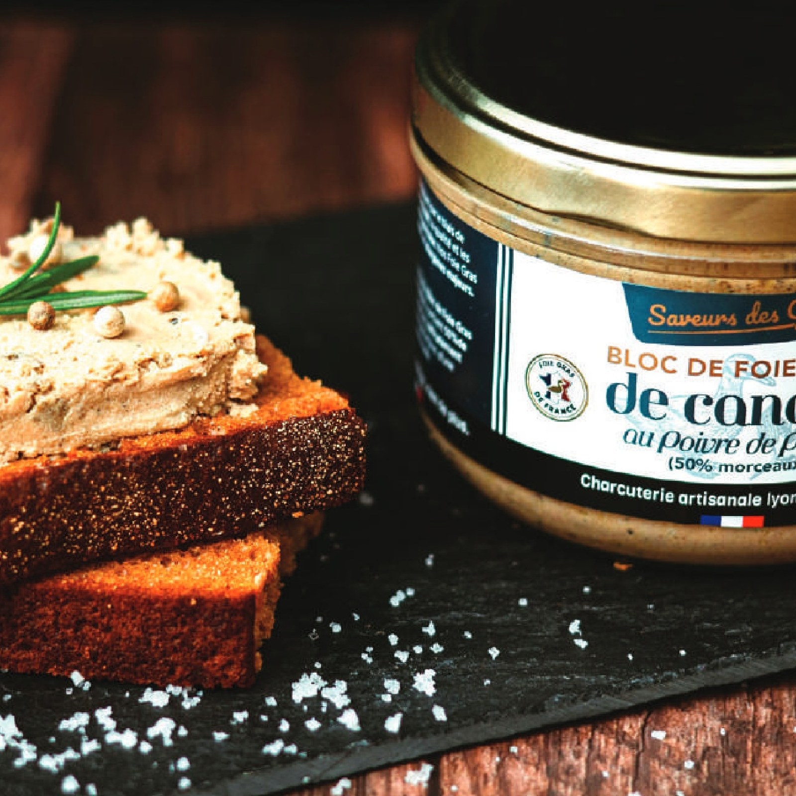 Bloc de foie gras de canard au poivre de Penja, servi sur du pain