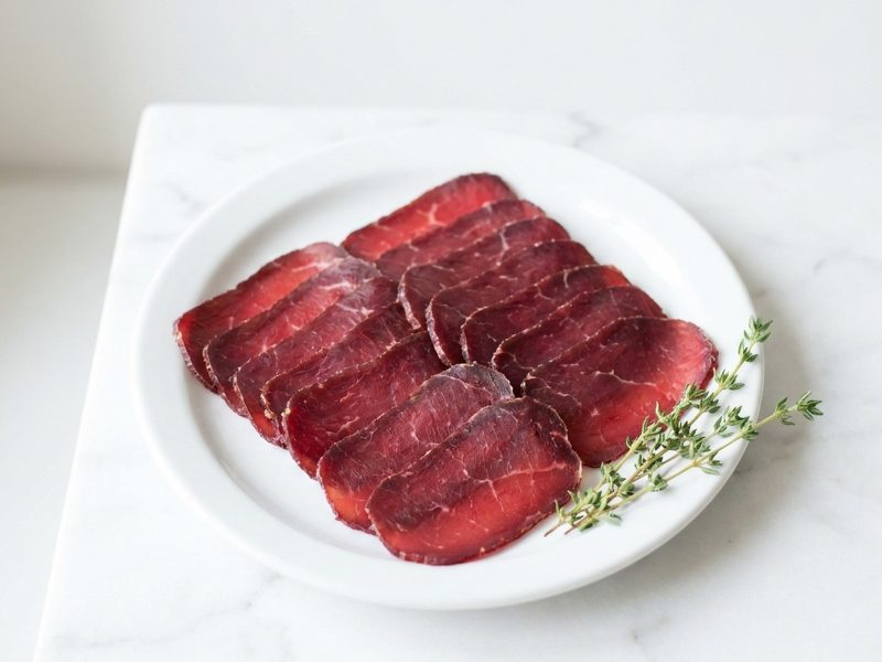 Cecina filet de bœuf, servi sur du pain