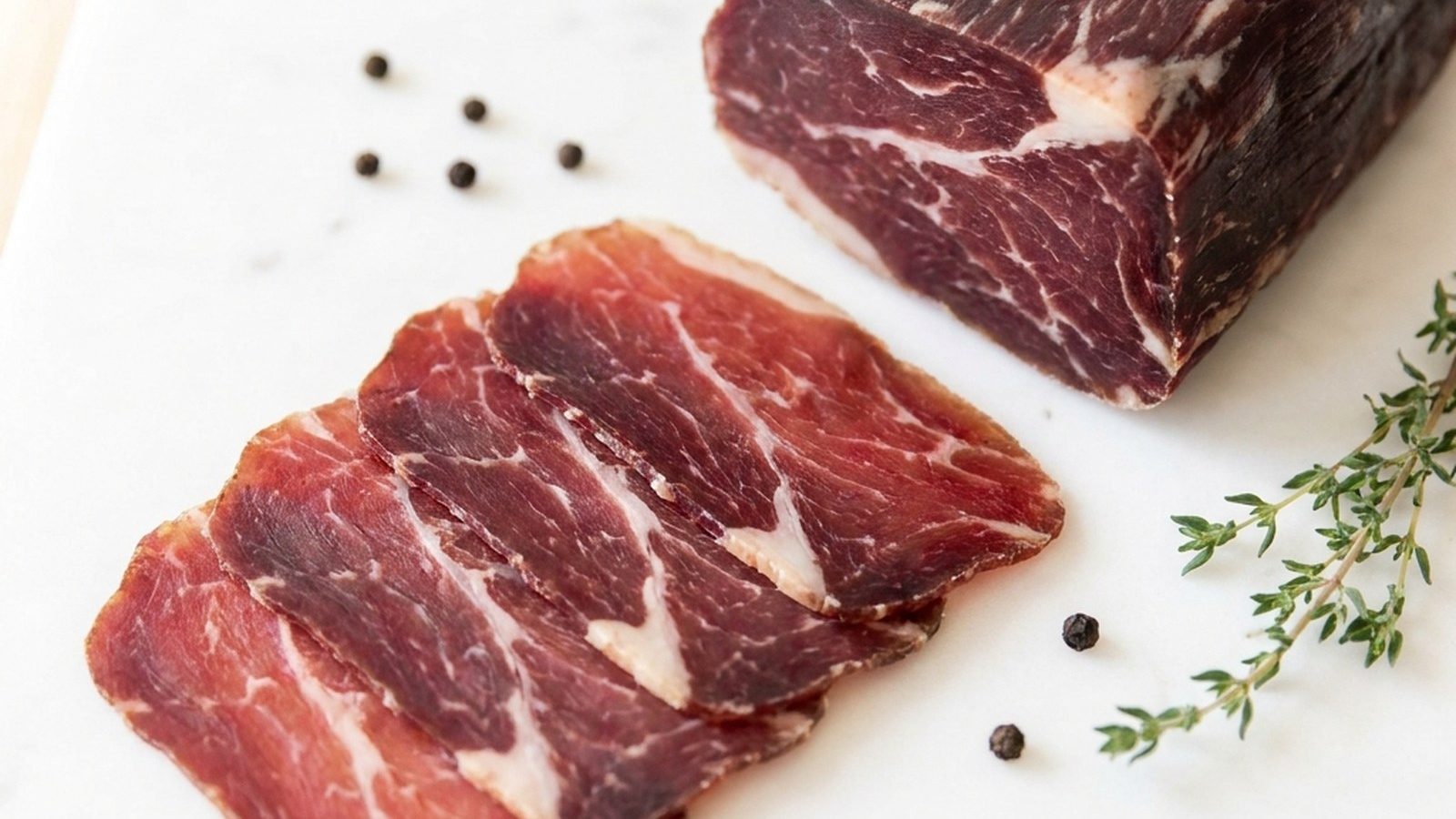 Salade de cecina de wagyu, roquette et copeaux de fromage sec
