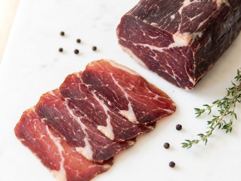 Salade de cecina de wagyu, roquette et copeaux de fromage sec