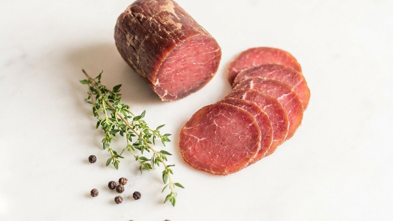 Assiette de cecina de bœuf halal en entrée froide