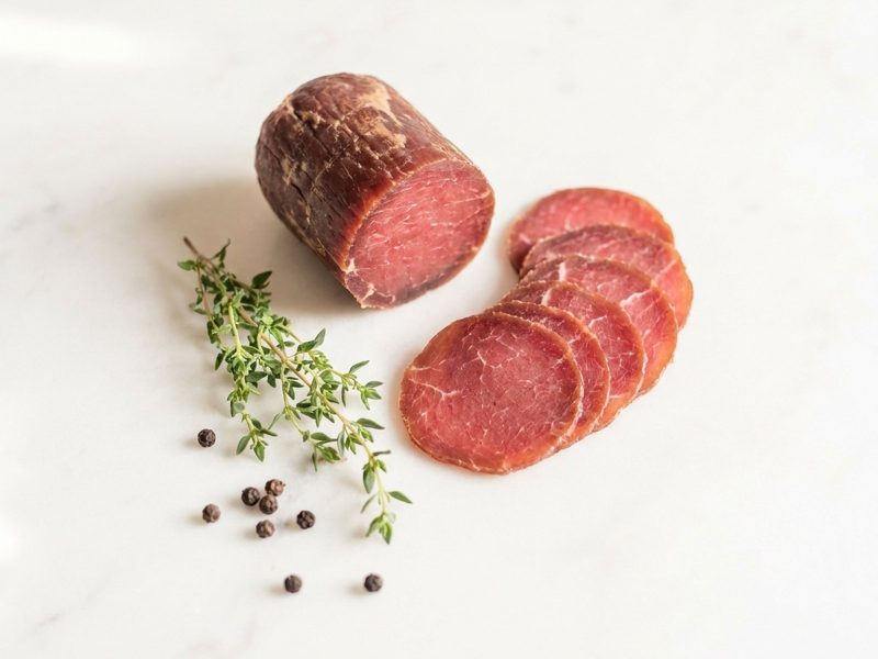Assiette de cecina de bœuf halal en entrée froide
