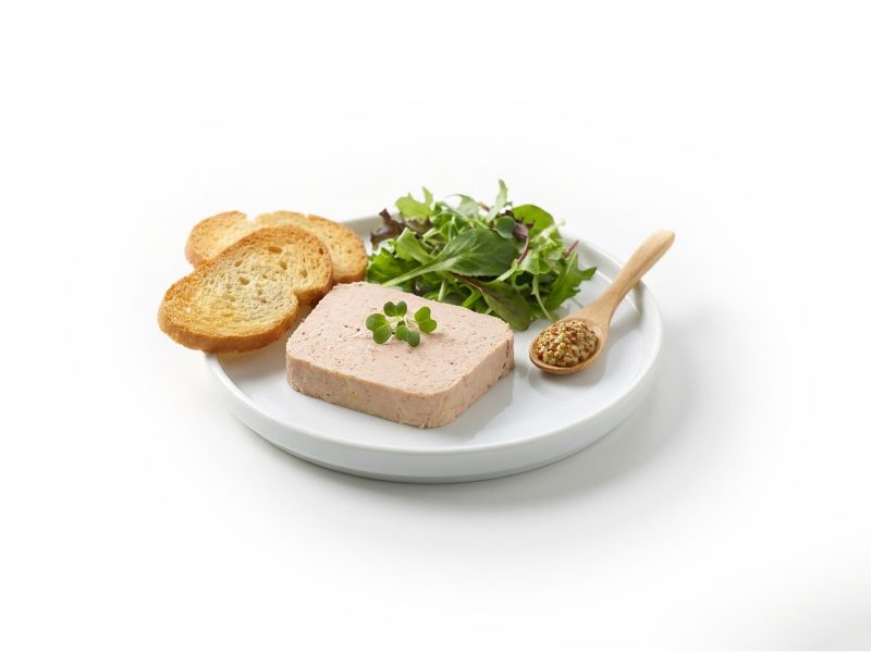 Baguette garnie de terrine de veau halal et roquette