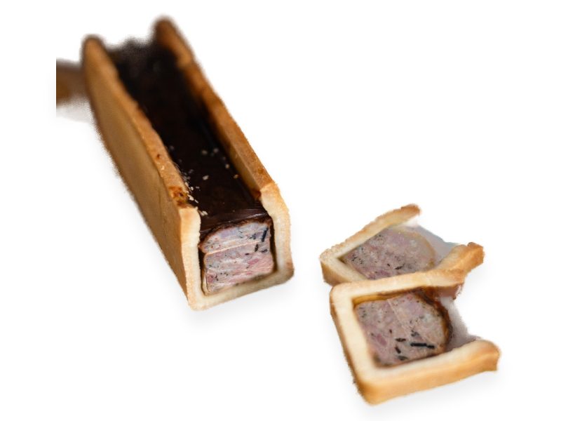 Pâté en croûte forestier, servi sur du pain
