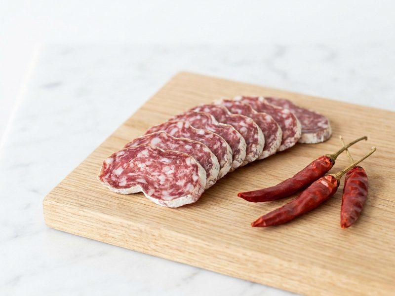 Saucisson sec au piment d’Espelette, servi sur du pain